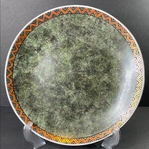 Large Chinese decorative plate.